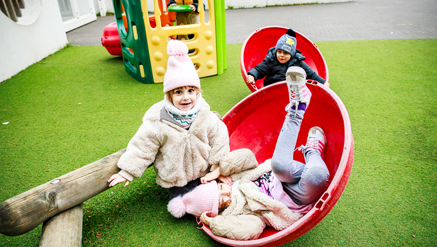 Kinderen spelen samen buiten